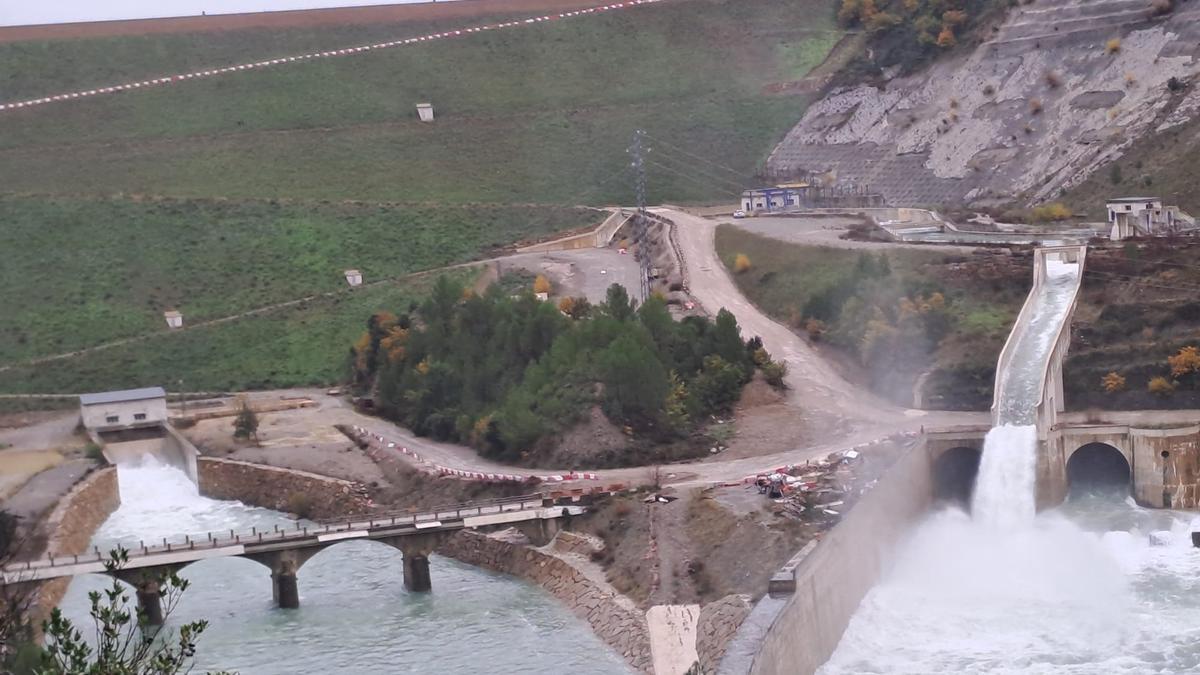 El embalde de Yesa ha tenido que soltar agua varias veces en los últimos días