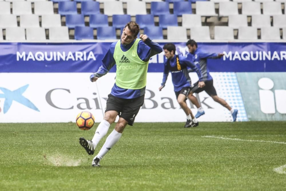 Entrenamiento del Real Oviedo, a puerta cerrada, en el Tartiere.