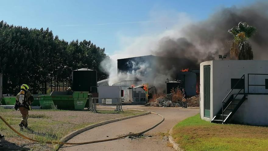 Declarado un virulento incendio en los depósitos exteriores de la depuradora de Dénia