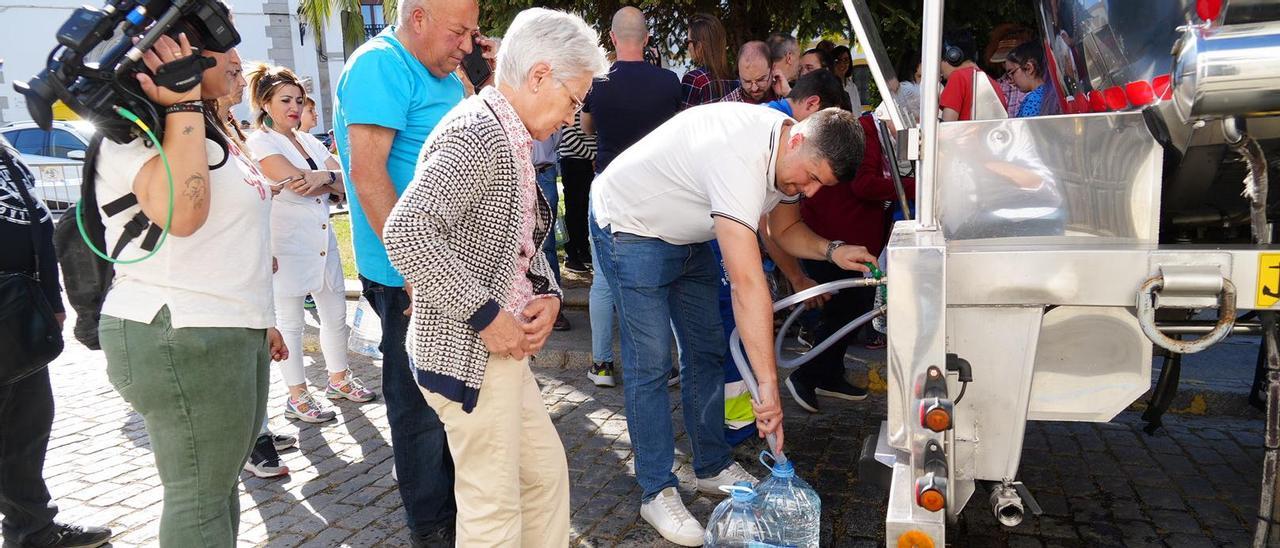 Reparto de agua en Pozoblanco, en abril, cuando el agua de La Colada fue declarada no apta para el consumo.