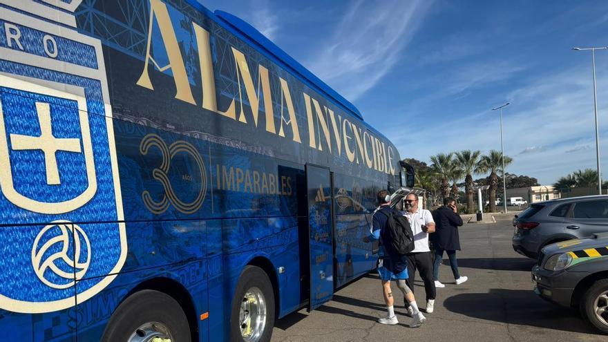El Real Oviedo ya está en Almería tras una mañana de espera en el aeropuerto de Asturias: así ha sido el desafortunado viaje