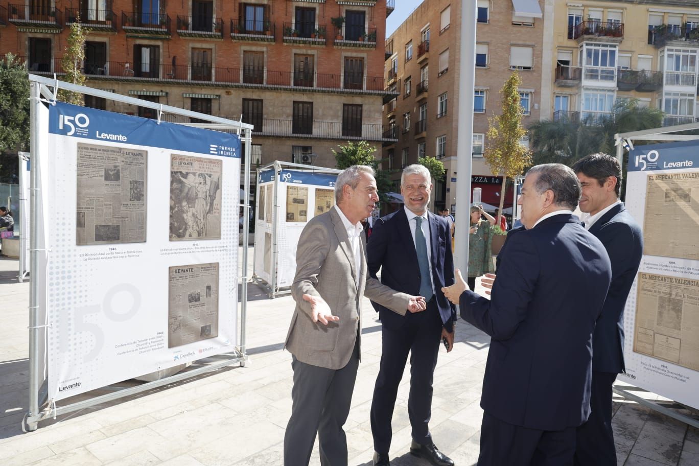 Levante-EMV expone 150 portadas para la historia en la plaza de la Reina