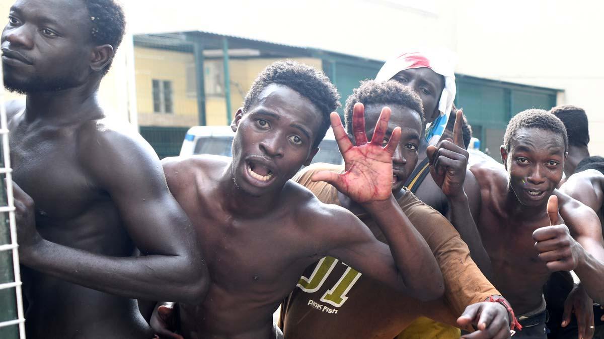 as-han-celebrado-su-llegada-a-ceuta-los-migrantes-tras-saltar-la-valla-siete-guardias-civiles-han-resultado-heridos