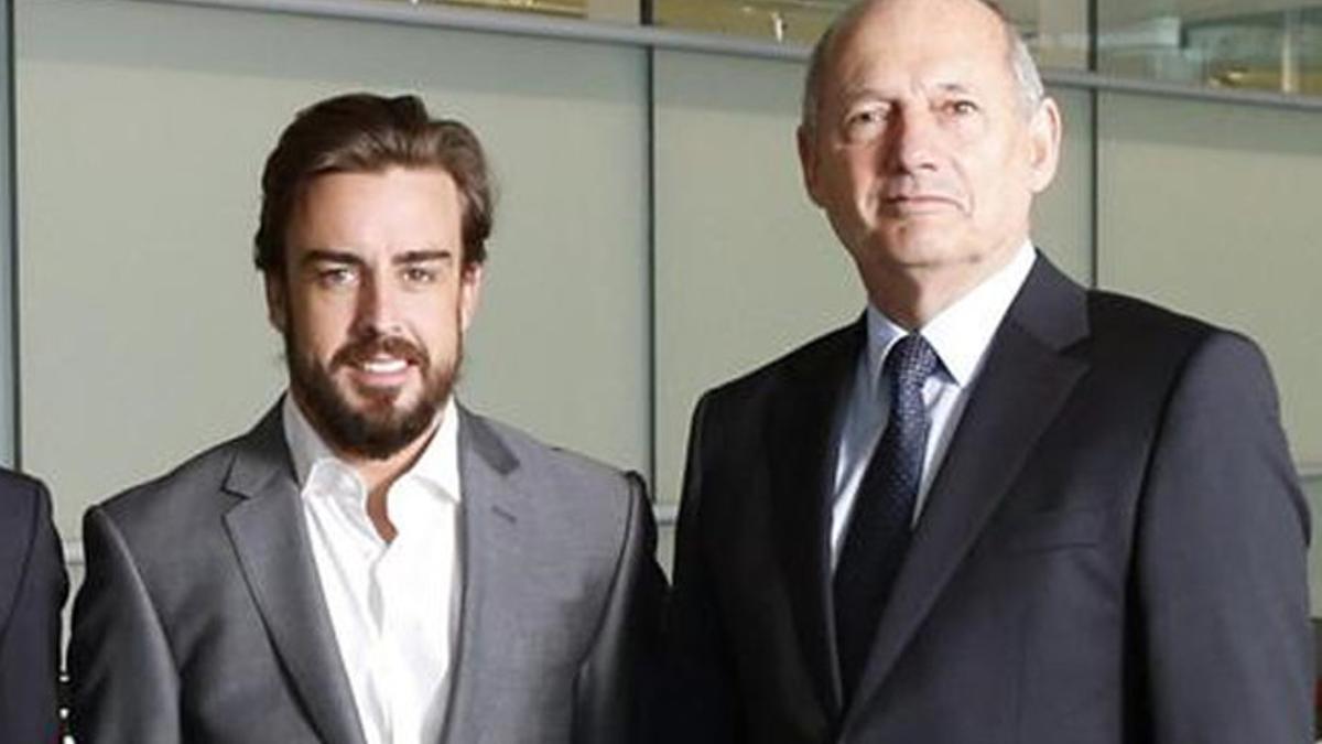 Fernando Alonso y Ron Dennis, en la presentación del asturiano como piloto oficial de McLaren para 2015