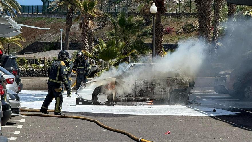 Sofocan el incendio de un vehículo en un aparcamiento de Santa Cruz