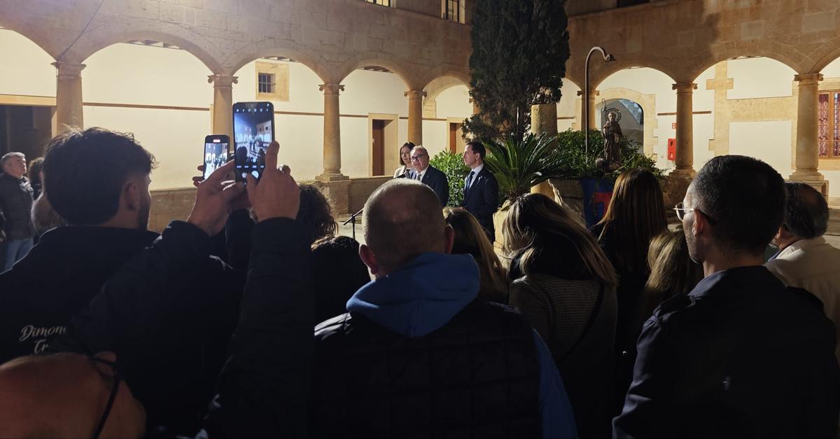 Momento del anuncio de Llorenç Galmés, Miquel Porquer y Antònia Roca, en el Claustre.