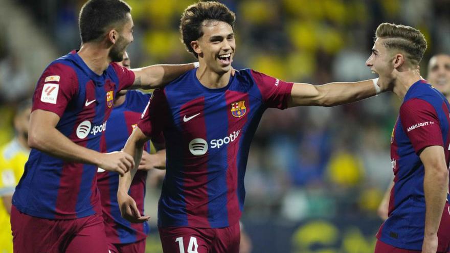 Joao Félix celebra el gol junto a Ferran Torres y Fermín. |  // LAP