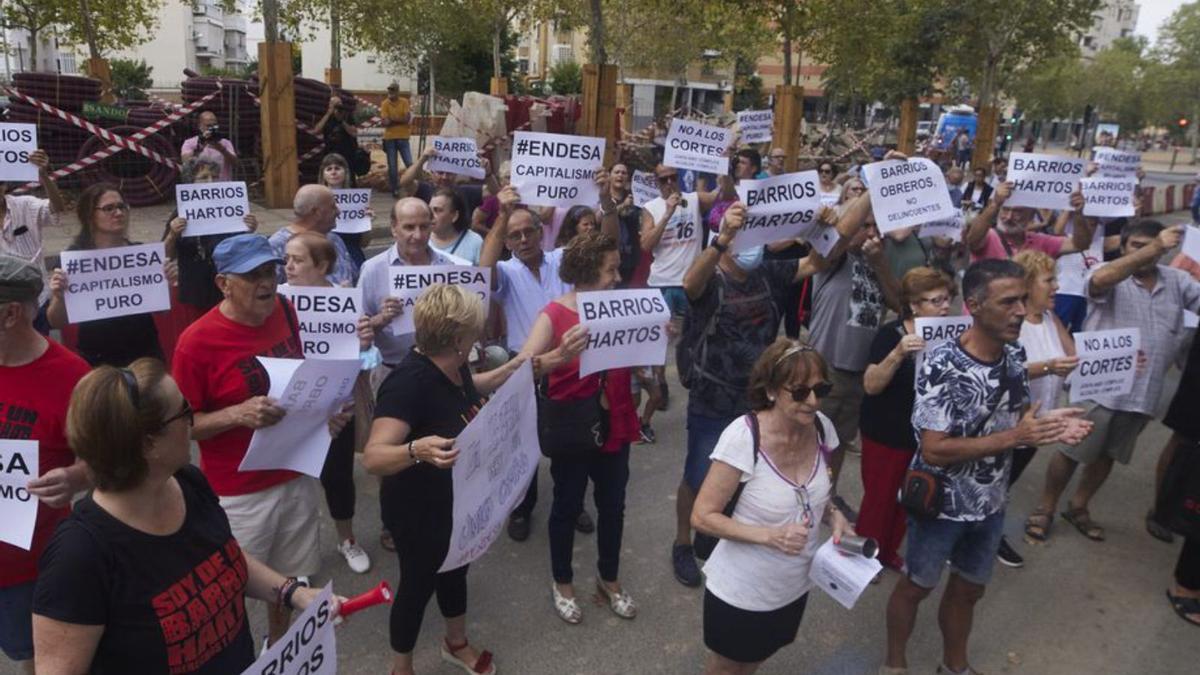 Protesta de vecinos frente a la sede de Endesa en Sevilla, este jueves..