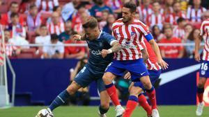 Aleix García disputa el balón con Koke, durante el partido Atlético de Madrid-Girona