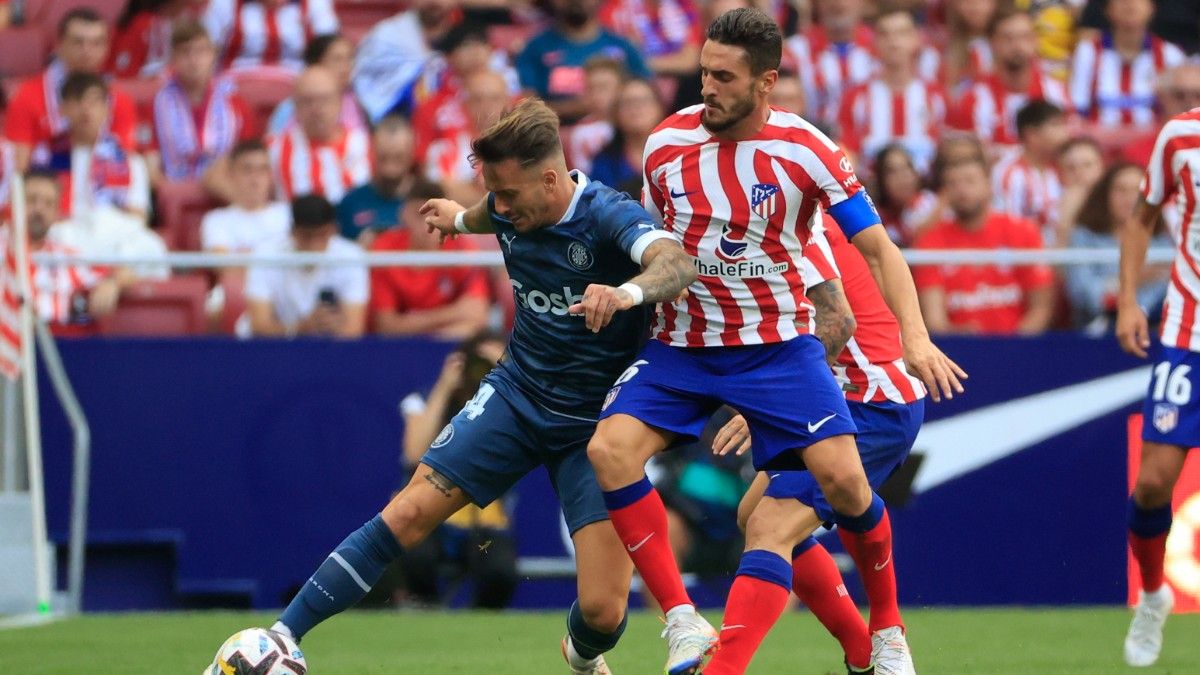 Aleix García disputa el balón con Koke, durante el partido Atlético de Madrid-Girona