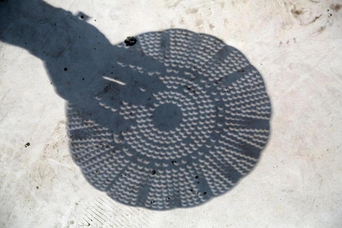 Con una espumadera se pueden proyectar decenas de soles en el suelo y ver el eclipse con total seguridad