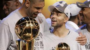 Duncan y Tony Parker, con el trofeo de campeón de la NBA en el 2007.