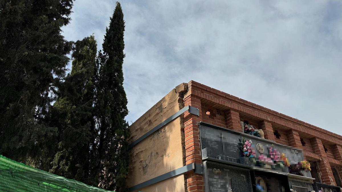 Estado del bloque 13 de nichos del cementerio de Santa Bárbara de Elda, donde se va actuar, hace unos meses.
