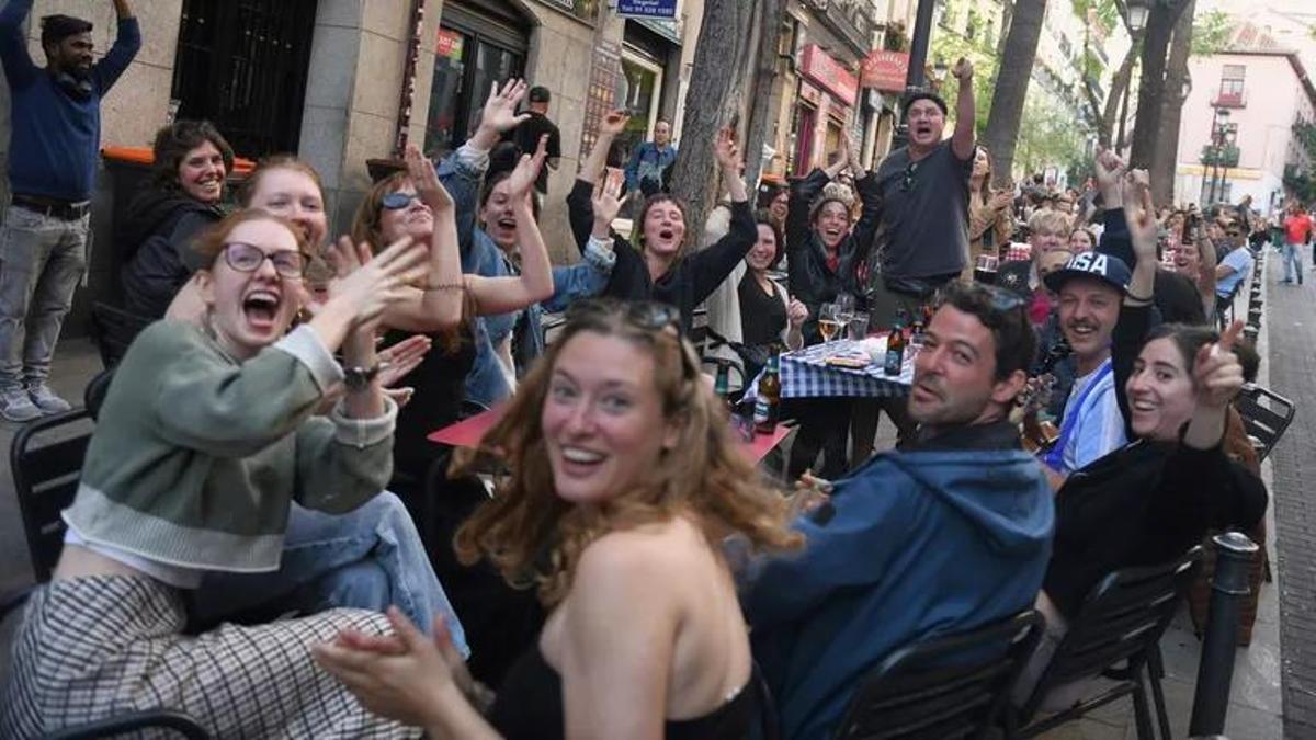 Jóvenes en una terraza ubicada en el barrio madrileño de Lavapiés durante el apagón