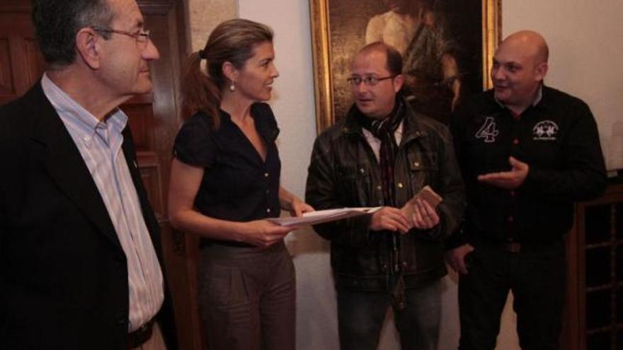 Miembros de la directiva del CD Zamarat, con la diputada de Deportes tras la reunión celebrada ayer