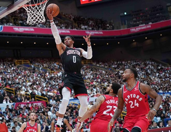 El jugador de los Houston Rockets Russell Westbrook en acción con el balón durante los Juegos de la NBA Japón 2019 entre los Houston Rockets y los Toronto Raptors en el Saitama Super Arena en Saitama, Japón.