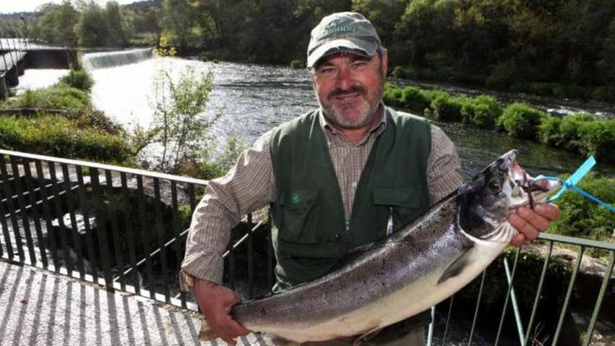 Un pescador vecino de Pontevea posa con el primer salmón del Ulla en 2012.  // Bernabé/Luismy