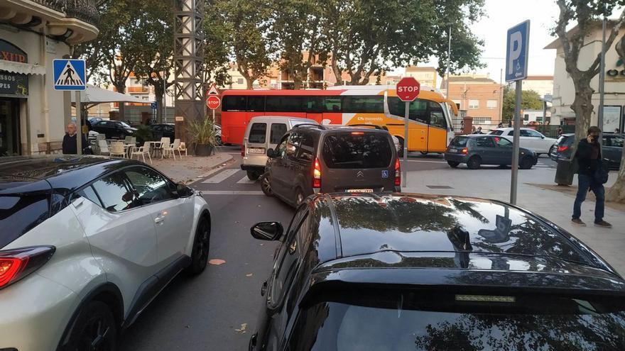 La plaça de l’Estació de Figueres accentua el paper de «ratera» per a la circulació