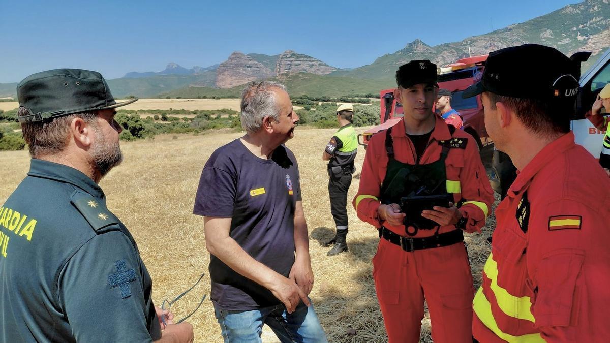 El subdelegado del Gobierno en Huesca, José Carlos Campo, junto a personal de la UME y de la Guardia Civil en el Puesto de Mando Avanzado instalado en Barluenga, desde donde se coordinan las tareas de extinción del incendio de Loporzano.