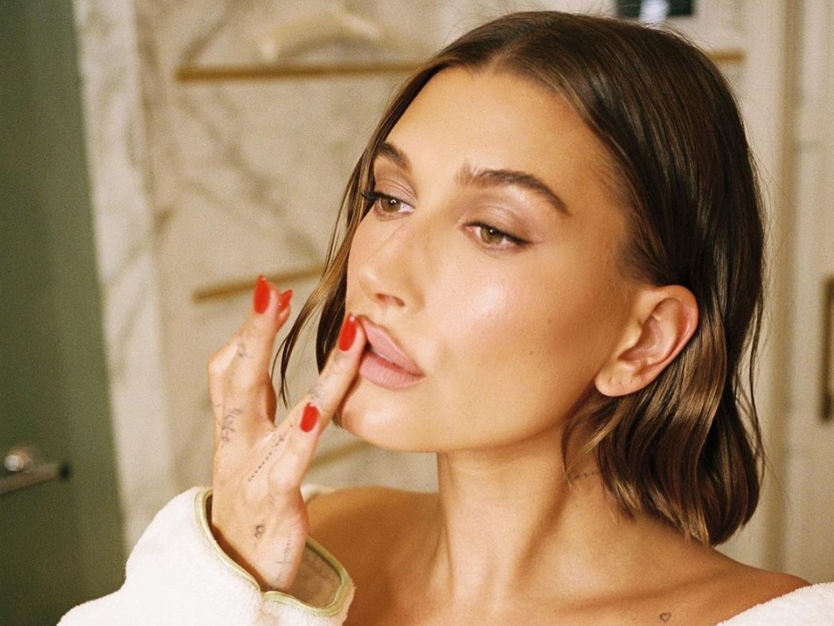 Hailey Bieber, referente en los maquillajes ‘glow’.