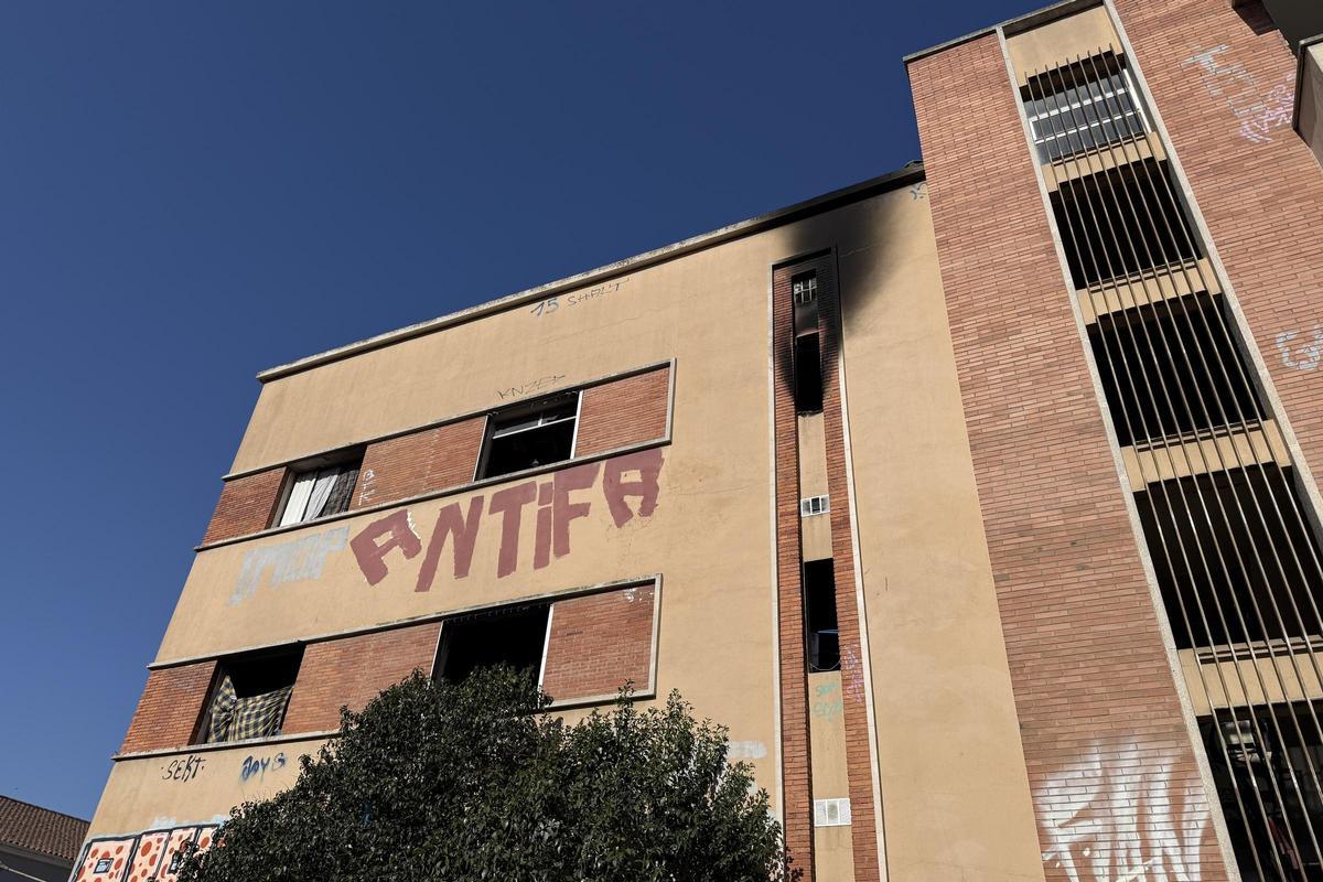 La façana de l’antiga fàbrica Simon de Girona després de l’incendi d’aquest divendres