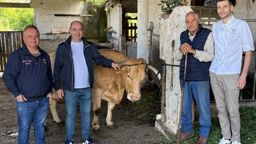 Francisco Rial, José Rodríguez ‘Caquelo’, Jesús López y Federico López, con la vaca. | ECG