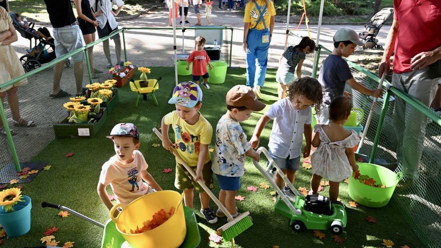 Los más pequeños, disfrutaron del taller de jardinería como auténticos profesionales.