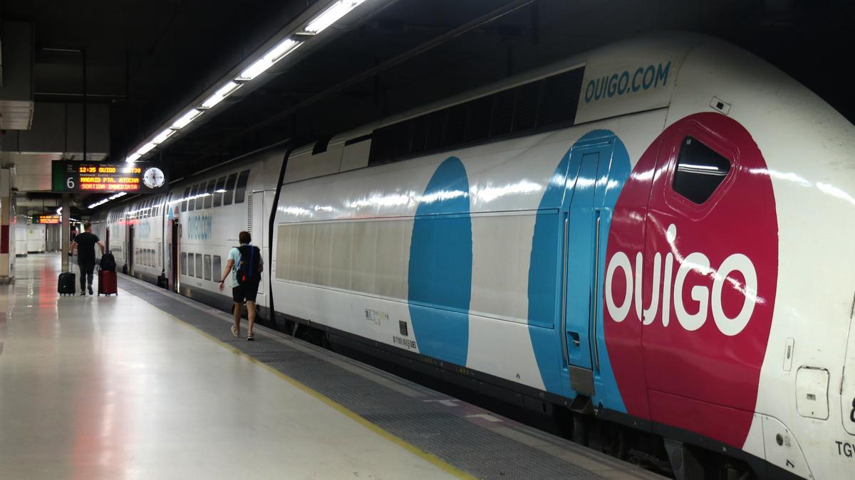 Un tren d'Ouigo a les andanes de l'Estació de Sants de Barcelona