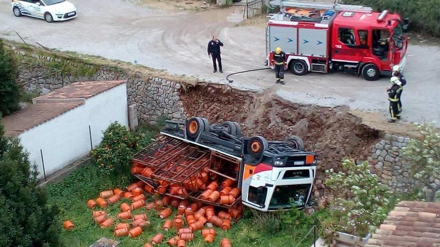 Un camión cargado de bombonas de butano vuelca en Sóller