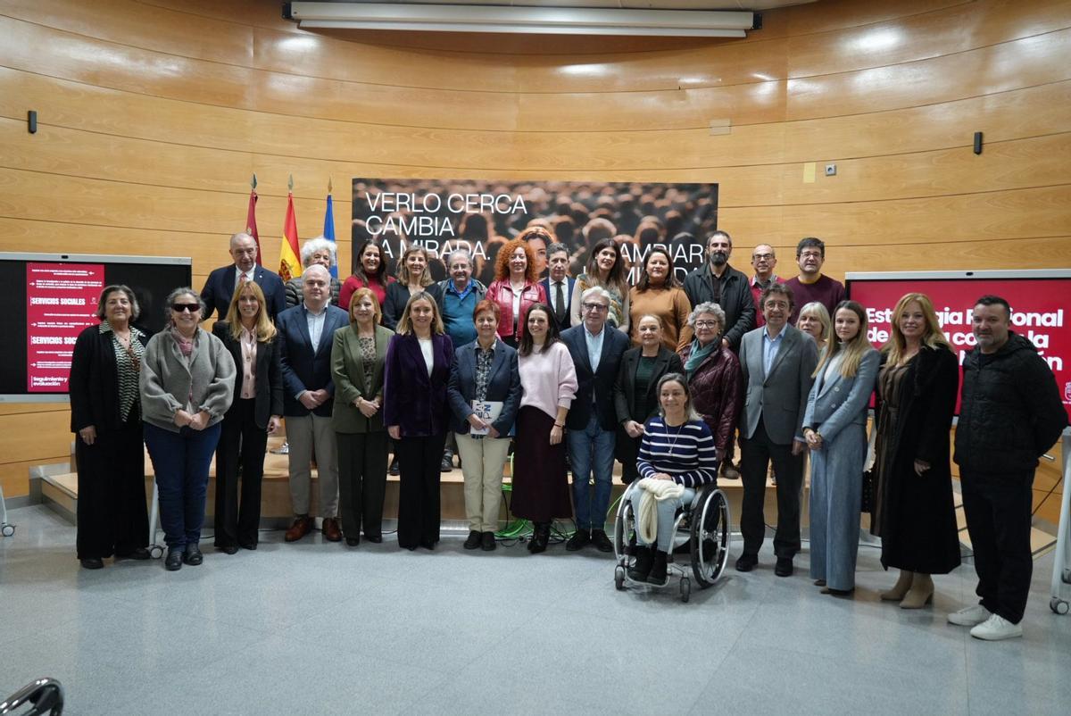 Foto de familia tras la presentación de la Estrategia Regional de Lucha contra la Pobreza y la Exclusión Social en la Consejería de Política Social.