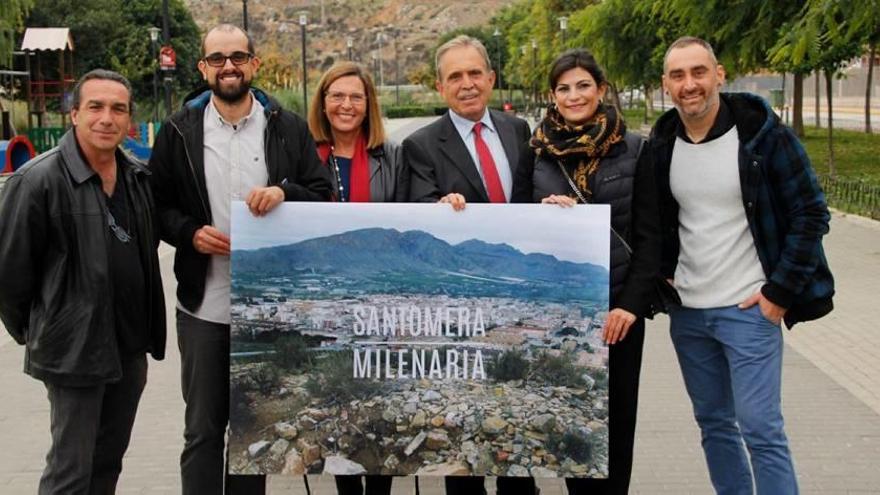 La alcaldesa presentó el proyecto de excavación junto a los arqueólogos y miembros de la plataforma.