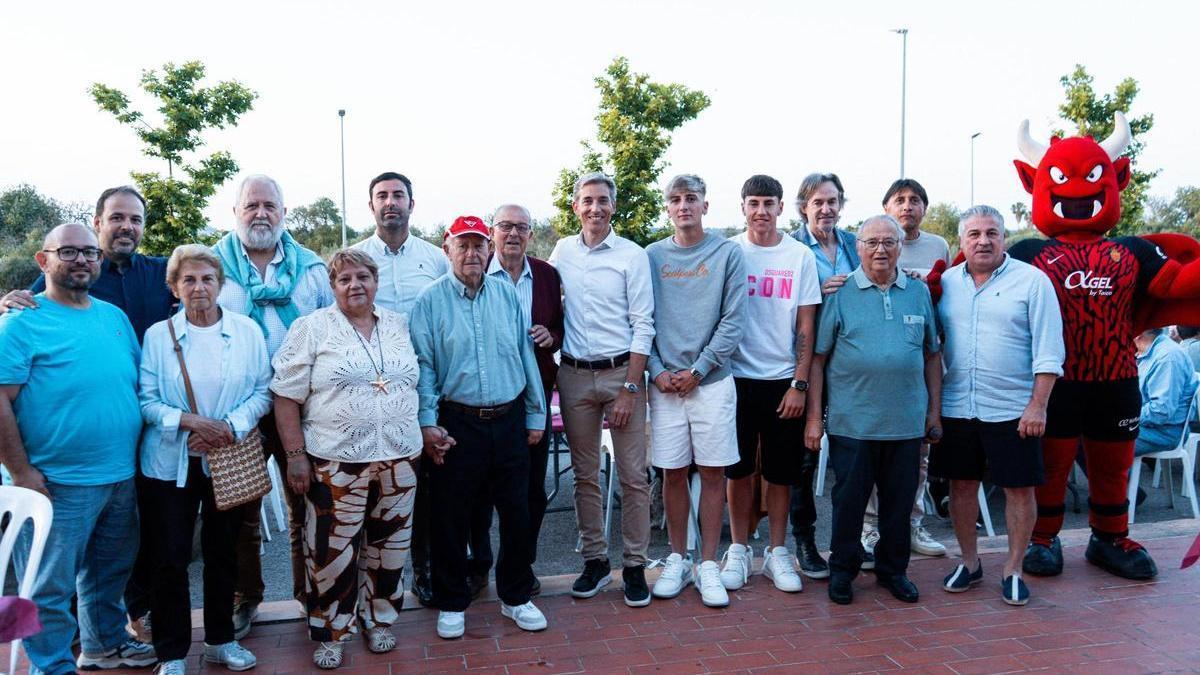 Alfonso Díaz estvo presente ayer en la cena junto a la Penya Es Vici de Campos.