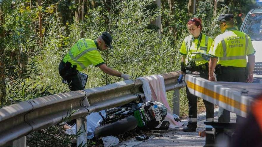 Dos jóvenes de Teo fallecen en Cuntis al impactar con su moto en un guardarraíl