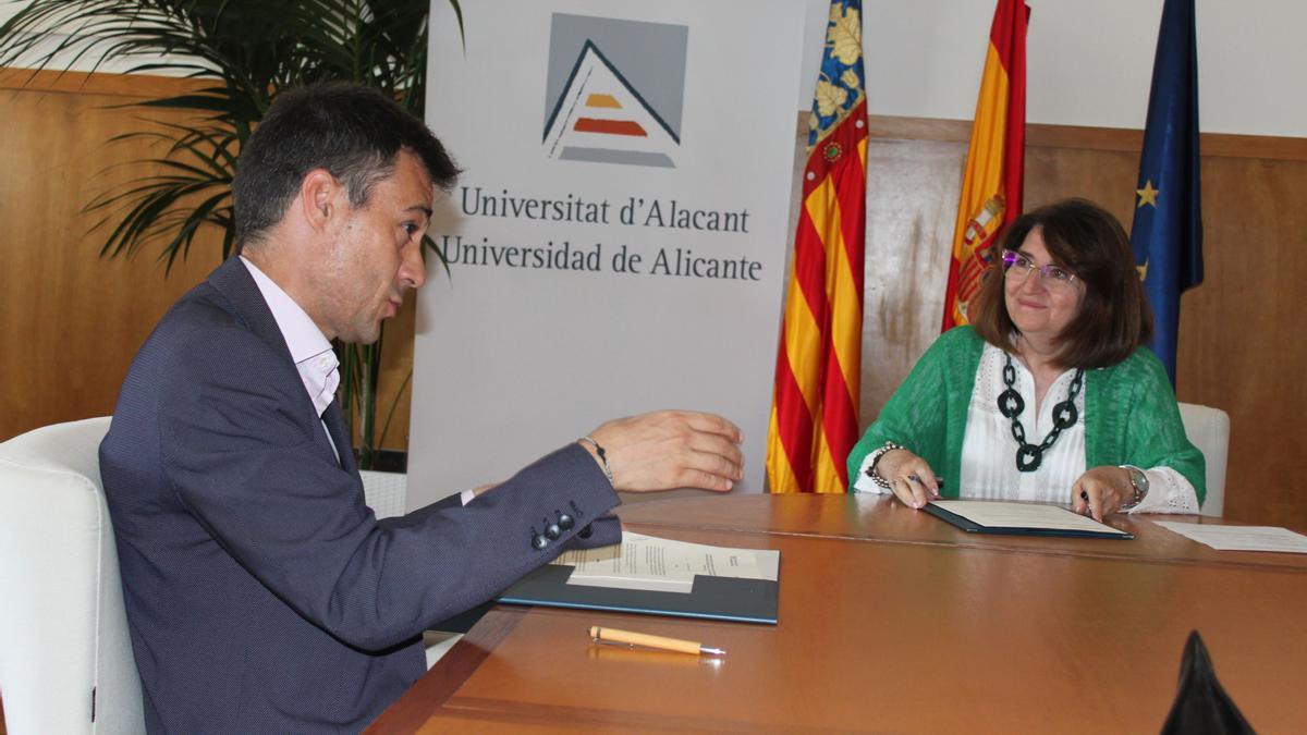 Jordi Azorín y Amparo Navarro, momentos antes de la firma