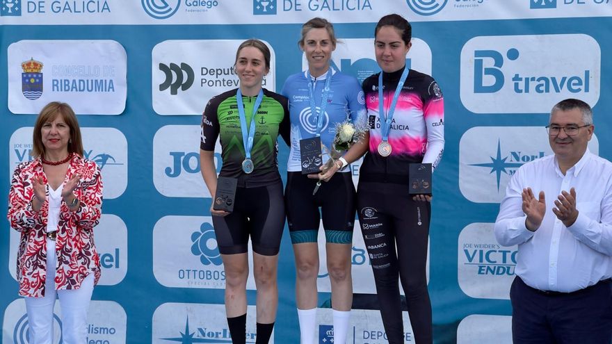 Lara Lois en el centro del podio como campeona gallega.