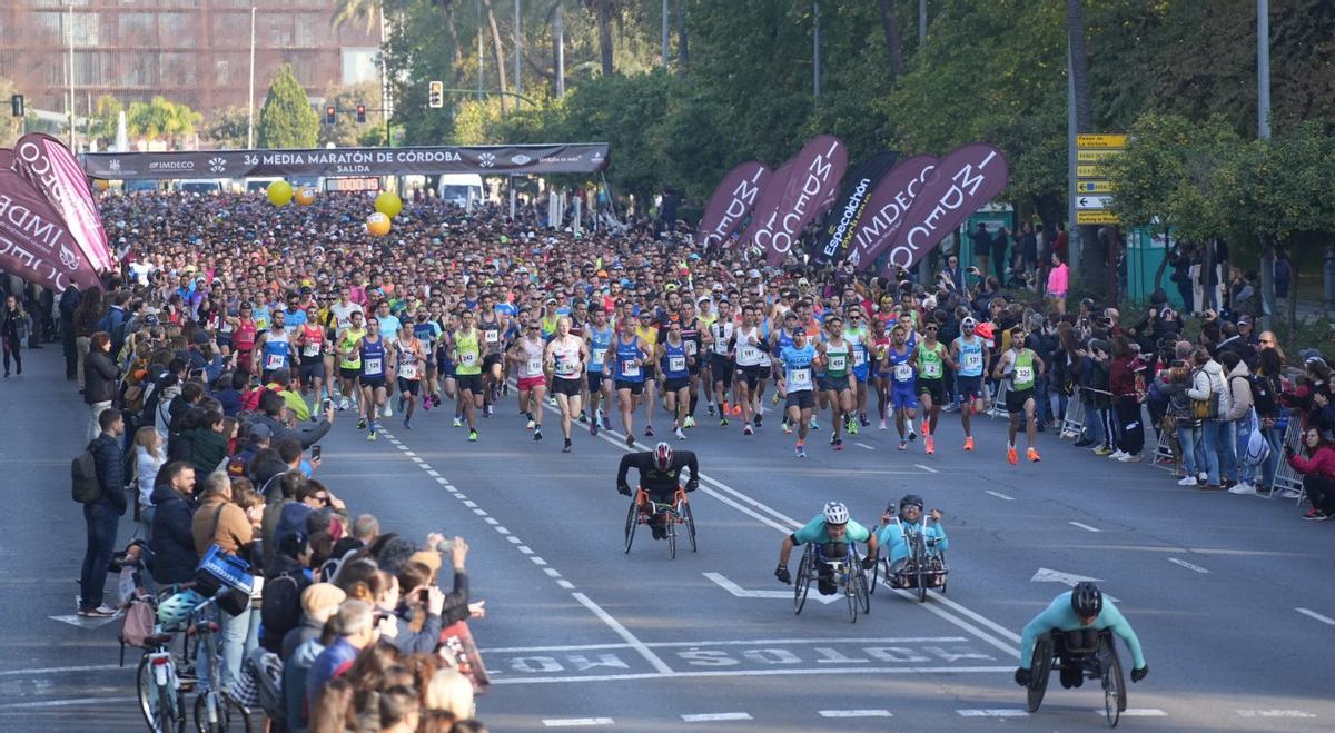 Salida de la pasada Media Maratón de Córdoba con cuatro atletas en silla al frente de la prueba.