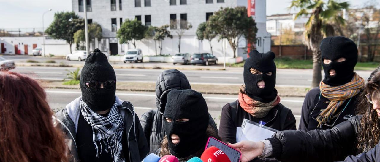 Grupo de mujeres abolicionistas protestan frente a la Sala Pasarón en Cáceres.