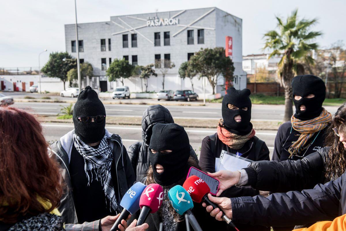 Grupo de mujeres abolicionistas protestan frente a la Sala Pasarón en Cáceres.