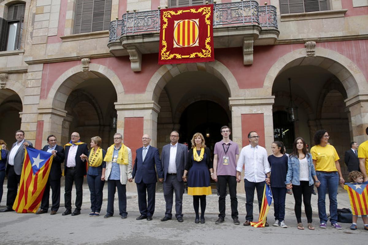 Distintos miembros de CDC y ERC participan en la Vía Catalana a su paso por el Parlament.