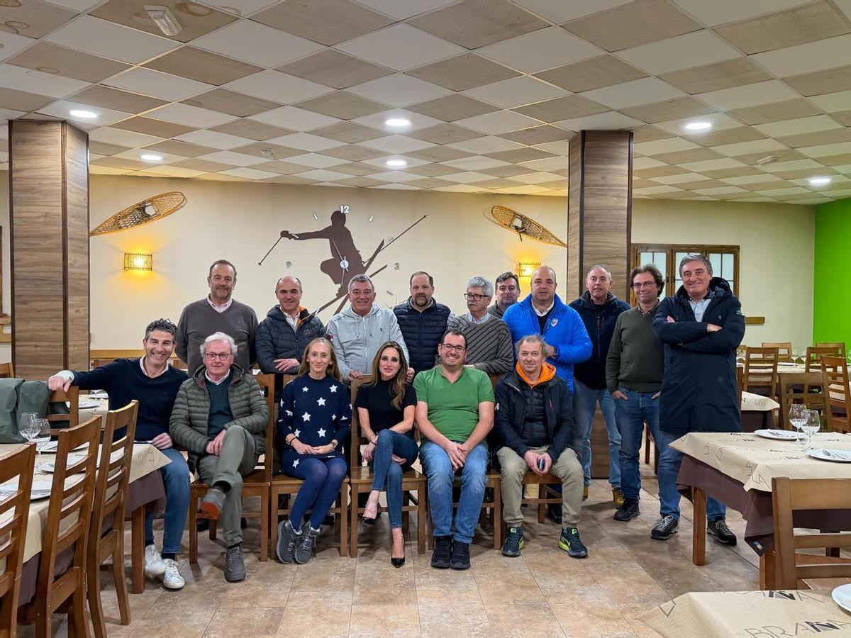 Participantes en la reunión celebrada en La Raya.