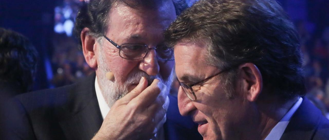 Mariano Rajoy y Alberto Núñez Feijóo, el 18 de enero de 2019, en la convención nacional del PP que organizó Pablo Casado en Madrid.