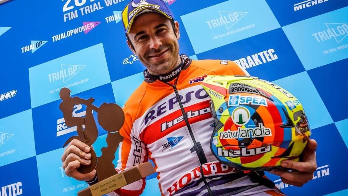 Toni Bou, en el podio de Silsden (Inglaterra), donde conquistó su título mundial nº 24 de trial.