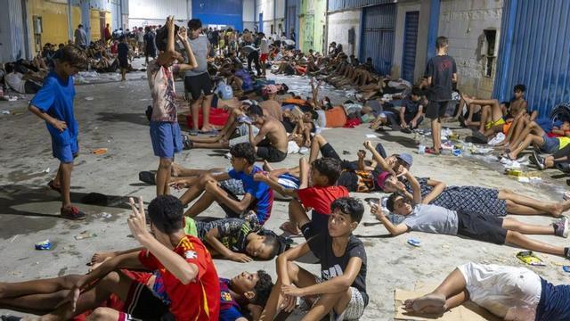 Un grup d’immigrants creua la tanca que separa Castillejos d’Espanya.  | ABDEL MAJID BZIOUAT / AFP