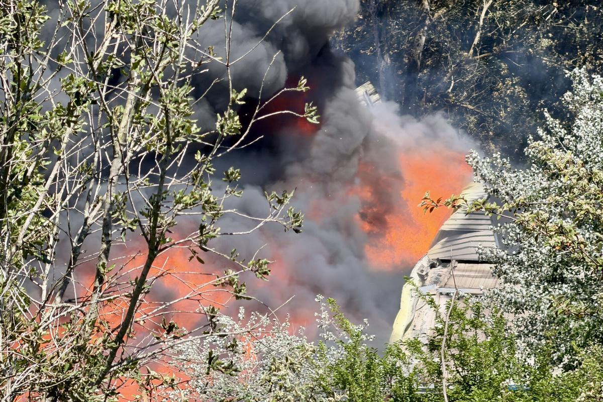 El foc en una indústria d’Òrrius causa un abocament parafina