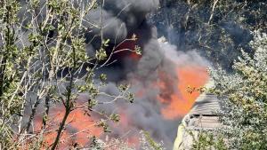 El foc en una indústria d’Òrrius causa un abocament parafina