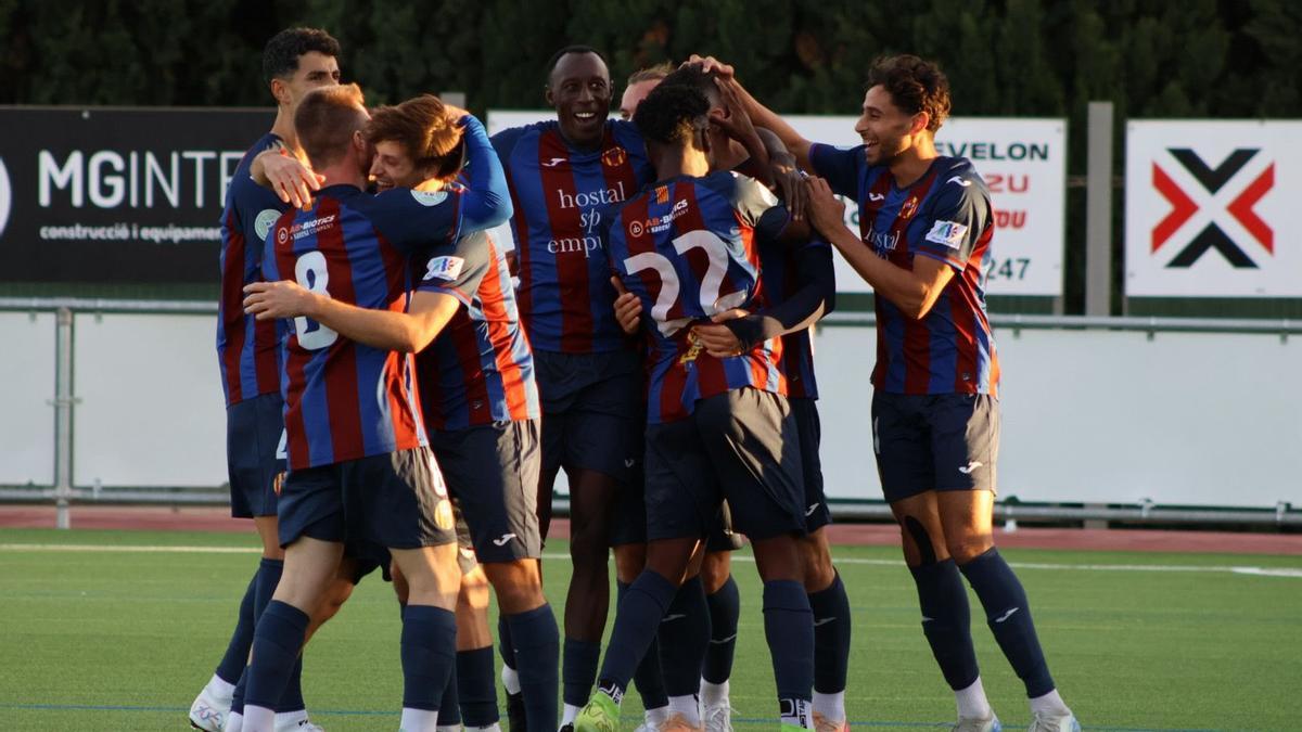 Els jugadors de l'Escala celebren un dels tres gols