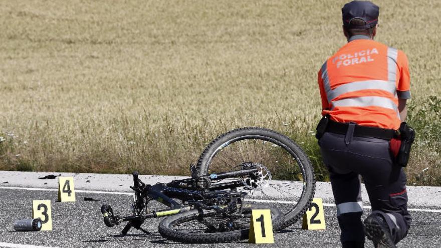 Un policía investiga la escena de un accidente en Navarra, el sábado.