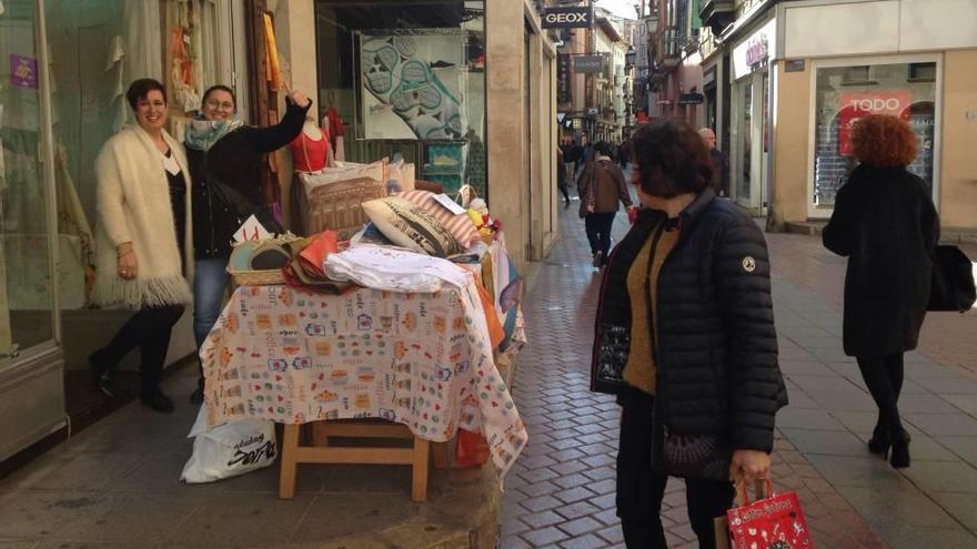 La propietaria de Bordados Valldemossa sacó sus saldos a la calle de Sant Miquel.