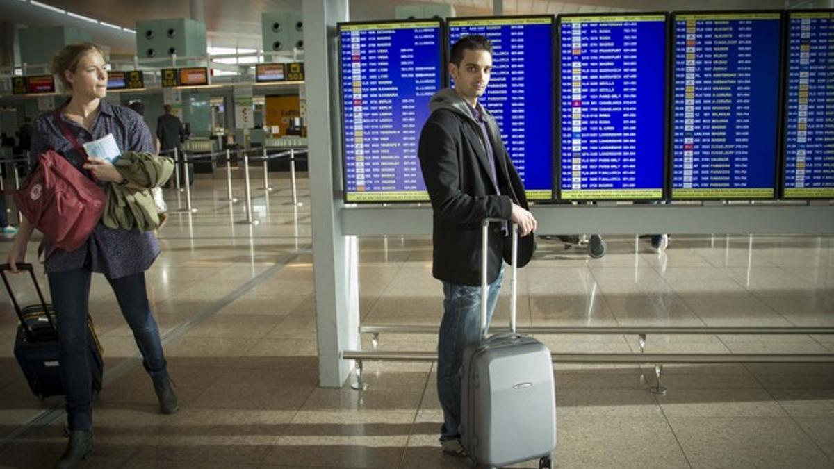 Javier Rodríguez, que planea emigrar, posa en el aeropuerto de El Prat, ayer.