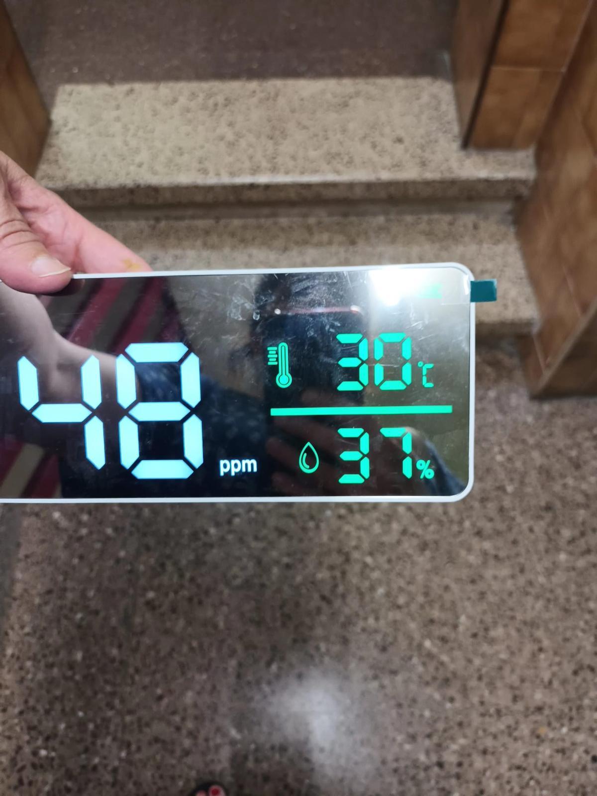 Un termómetro esta semana en el IES Pando, de Oviedo